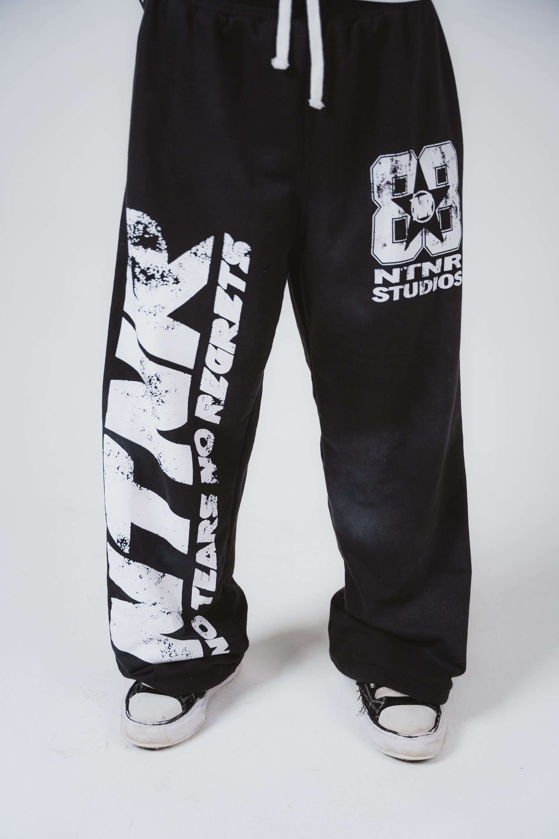 BLACK STATEMENT SWEATS